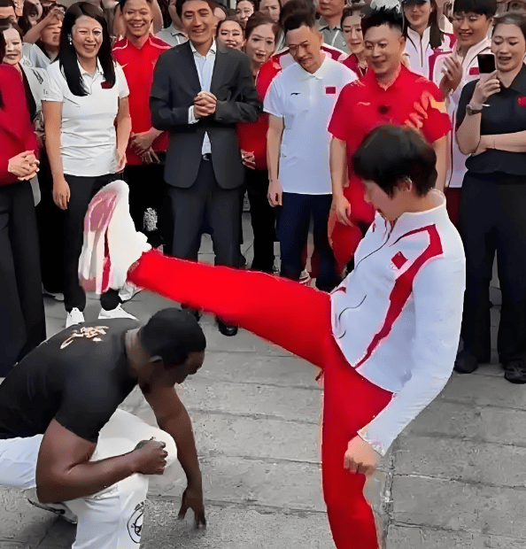 鵬歸何)拉成第一頭心爺O進高5抵年亞衡”年
