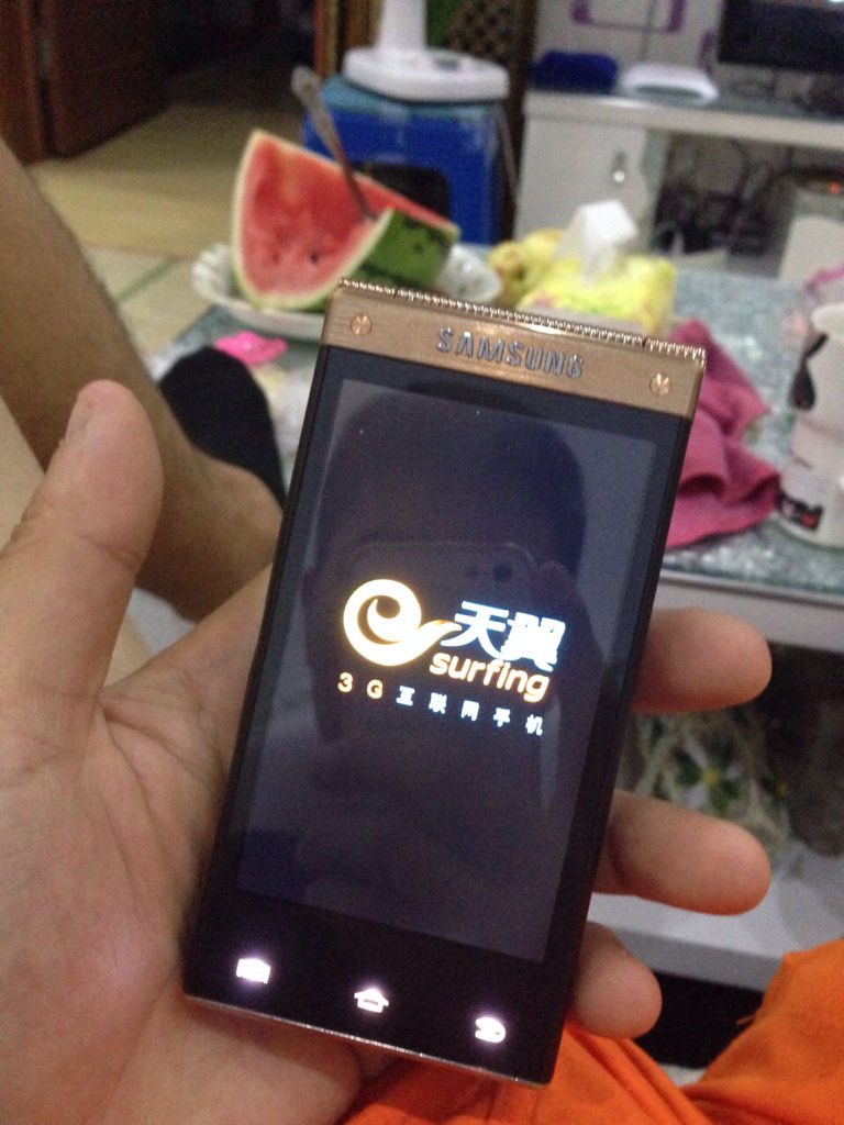 手機開不了機,一直顯示引領3G生活,怎么處理