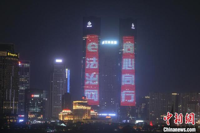 南昌綠地中央廣場雙子塔led廣告合作,南昌戶外廣告投放服務視頻